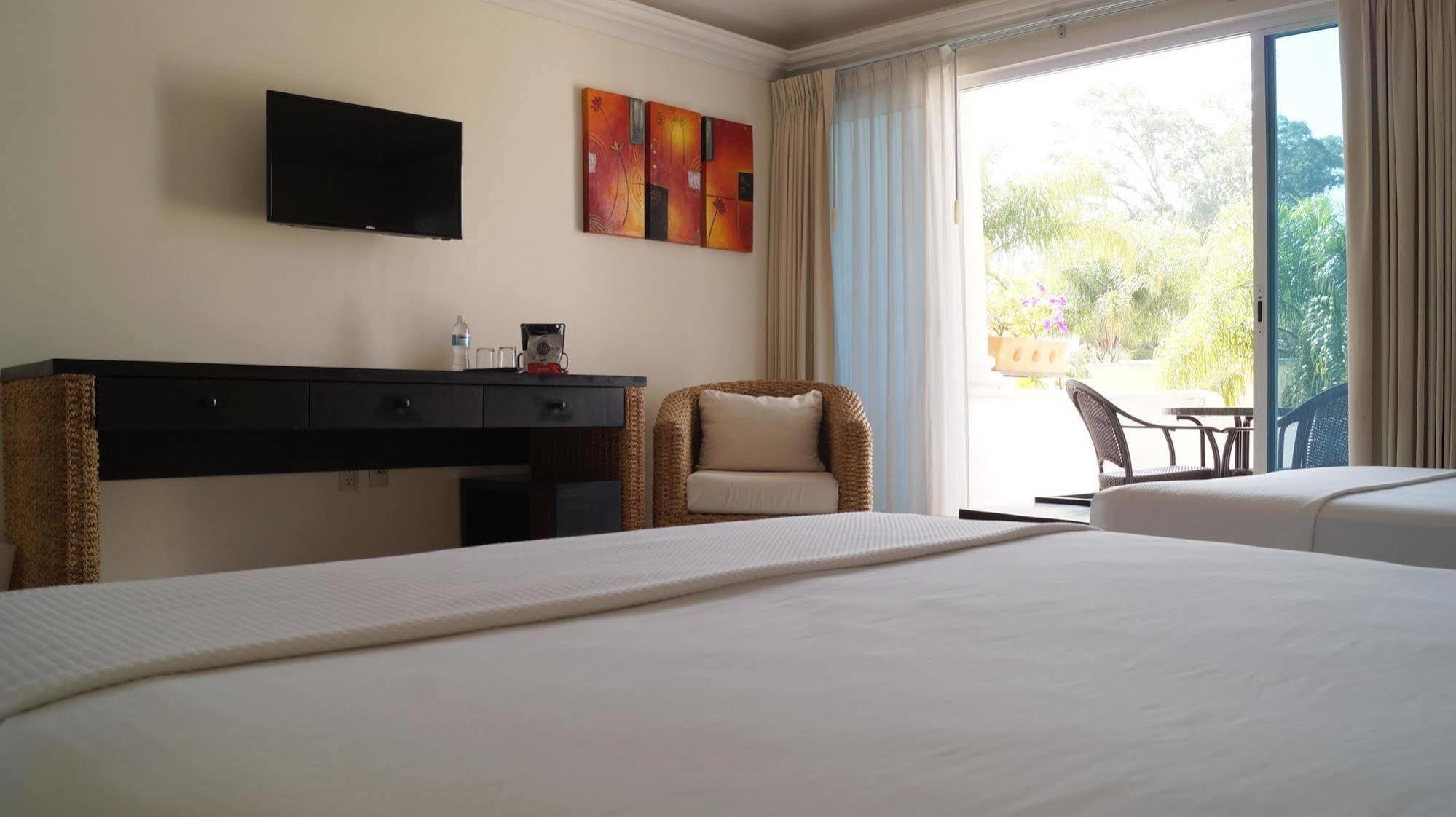 Hotel Canarios Cuernavaca Buitenkant foto